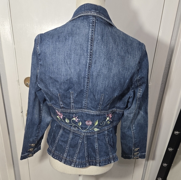 Jones Wear Jean Jacket Embroidered Floral Details Sz 6 - Picture 5 of 8
